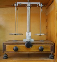 old-scales-1423935-1279x1372