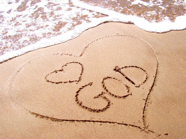 love-god-in-sand-1314534-1600x1200